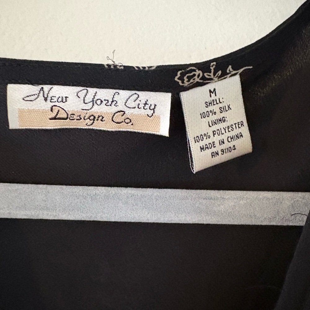 New York City Design Co Black/White Paisley Blouse Size M Silk Long Sleeve - Picture 2 of 7
